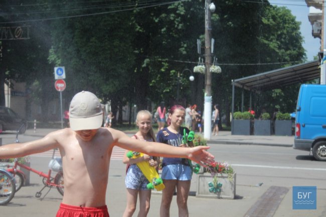 Як у Нововолинську освіжаються під вуличним душем. ФОТО