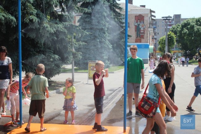 Як у Нововолинську освіжаються під вуличним душем. ФОТО
