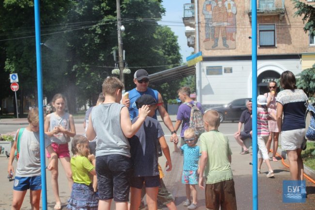Як у Нововолинську освіжаються під вуличним душем. ФОТО
