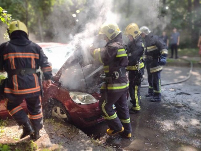 У Луцьку на ходу загорілася автівка, у салоні була жінка з дитиною. ФОТО