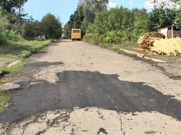 У волинському селі асфальт після ямкового ремонту можна відірвати руками. ВІДЕО