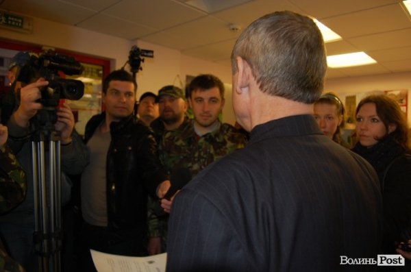 У Луцьку революціонери навідалися до «агентів Кремля». ФОТО