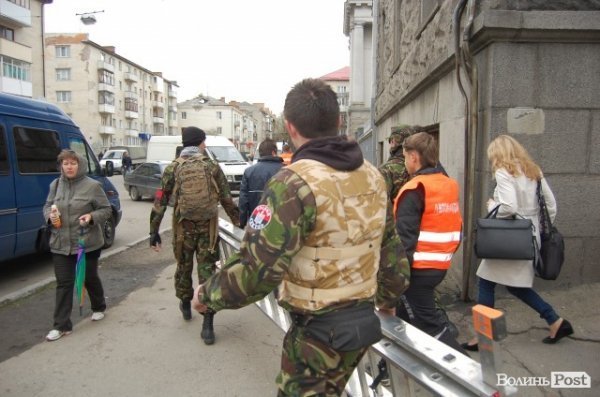 У Луцьку революціонери навідалися до «агентів Кремля». ФОТО