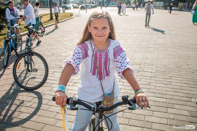 Усміхнені та у вишиванках: лучани розпочали святкування Дня Незалежності велопробігом. ФОТО
