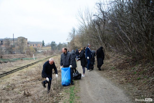 У джинсах та рукавичках: як Савченко зі студентами збирав сміття. ФОТО