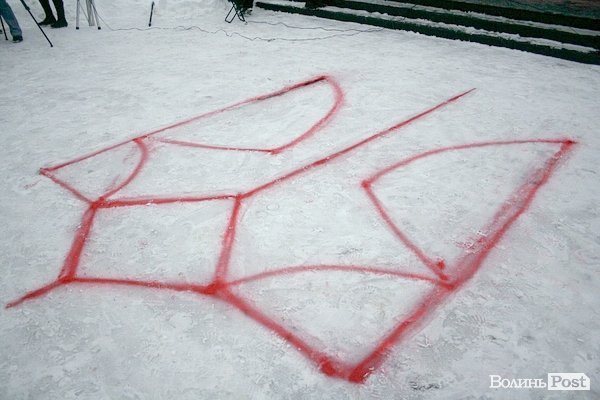 У Луцьку молодь запалила тризуб в пам'ять про Крути. ФОТО