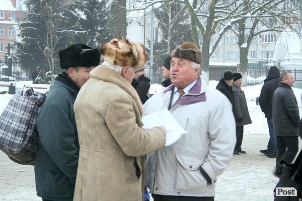 У Луцьку молодь запалила тризуб в пам'ять про Крути. ФОТО