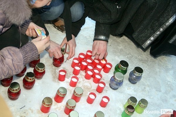 У Луцьку молодь запалила тризуб в пам'ять про Крути. ФОТО