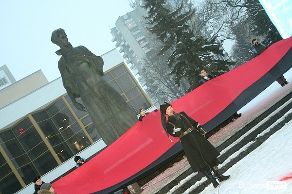 У Луцьку молодь запалила тризуб в пам'ять про Крути. ФОТО