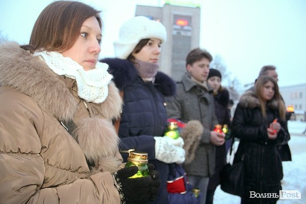 У Луцьку молодь запалила тризуб в пам'ять про Крути. ФОТО