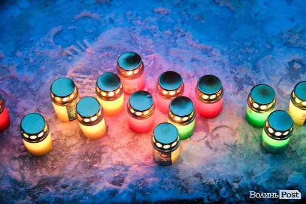 У Луцьку молодь запалила тризуб в пам'ять про Крути. ФОТО