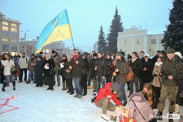 У Луцьку молодь запалила тризуб в пам'ять про Крути. ФОТО