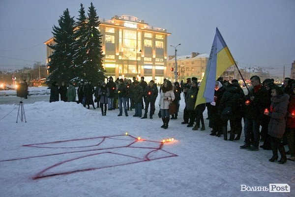 У Луцьку молодь запалила тризуб в пам'ять про Крути. ФОТО