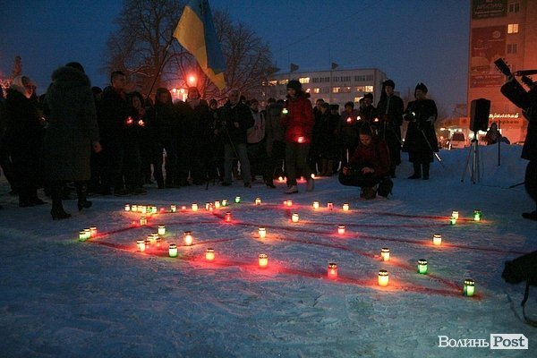У Луцьку молодь запалила тризуб в пам'ять про Крути. ФОТО