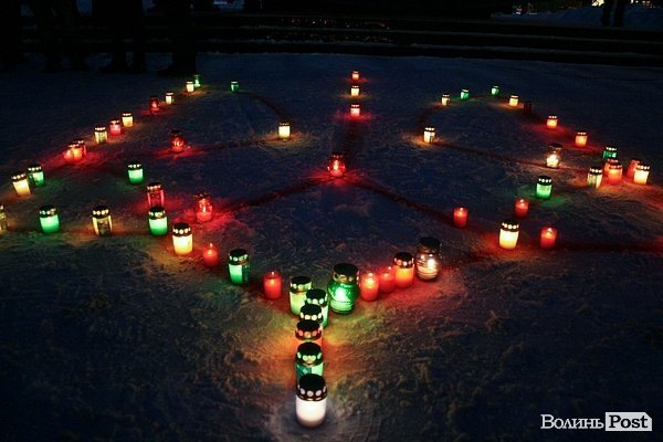 У Луцьку молодь запалила тризуб в пам'ять про Крути. ФОТО