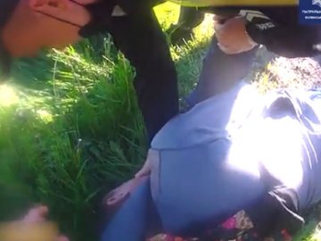 Волинські патрульні допомогли чоловіку, у якого стався епілептичний напад. ВІДЕО