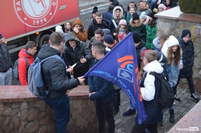 «Пільгак за студак»: луцькі студенти вимагали пільгового проїзду у маршрутках. ФОТО