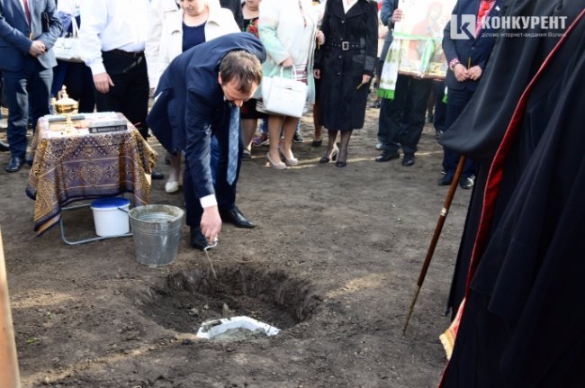 Тарас Яковлев закладає капсулу майбутнього храму
