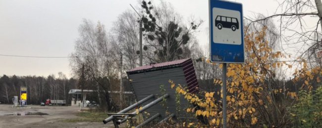 Уже три тижні у двох селах біля Луцька на узбіччі лежать конструкції старих-нових зупинок