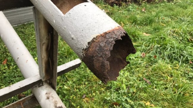 Уже три тижні у двох селах біля Луцька на узбіччі лежать конструкції старих-нових зупинок