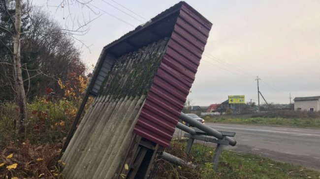 Уже три тижні у двох селах біля Луцька на узбіччі лежать конструкції старих-нових зупинок