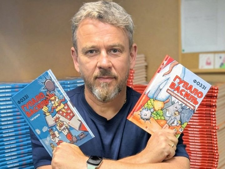 Учасник гурту «ТНМК» подарував волинській бібліотеці власні книги з автографом