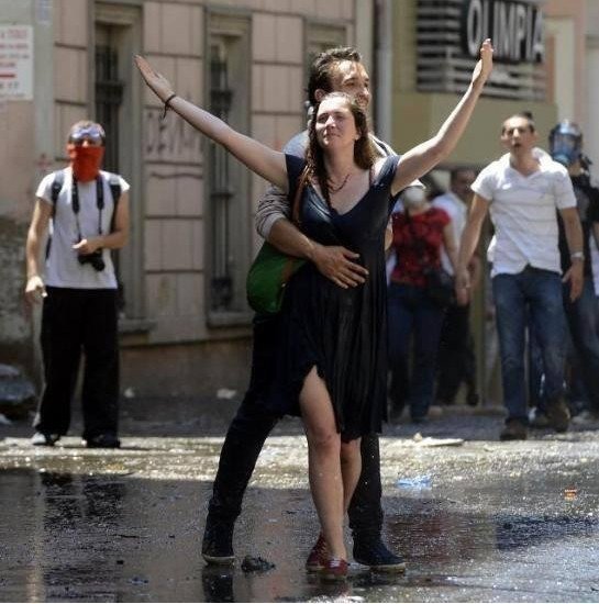 Любов сильніша за насилля: 35 вражаючих фото