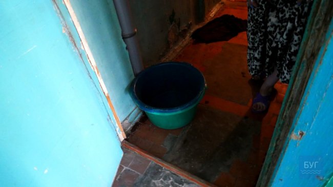 Через рік після ремонту знову почав протікати дах у гуртожитку Нововолинська. ВІДЕО