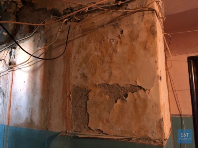 Через рік після ремонту знову почав протікати дах у гуртожитку Нововолинська. ВІДЕО