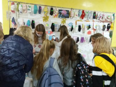 У школі поблизу Луцька учні шиють захисні маски. ФОТО