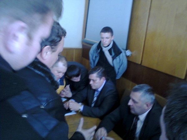 На Волині подав у відставку голова райради, а депутати виходять з Партії регіонів. ФОТО