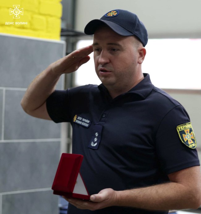 «Разом з хлопцями розпочали швидку евакуацію мешканців будинку», - волинський рятувальник про обстріл Луцька