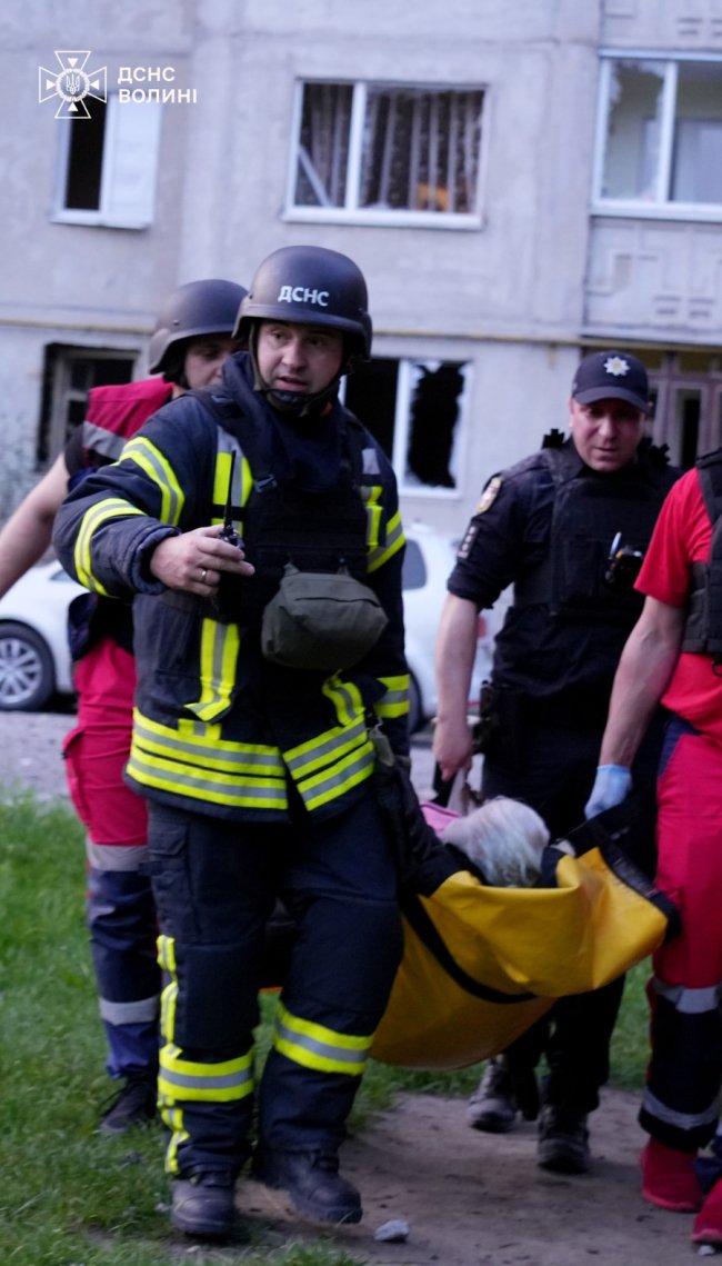 «Разом з хлопцями розпочали швидку евакуацію мешканців будинку», - волинський рятувальник про обстріл Луцька