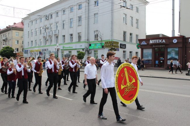 Луцьком пройшла урочиста хода школярів-гуртківців. ФОТО