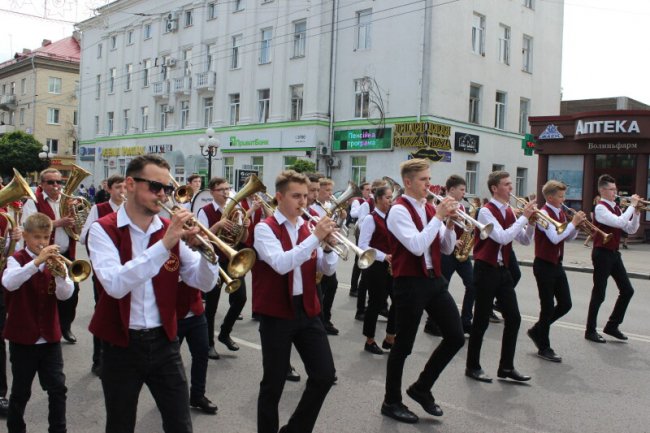 Луцьком пройшла урочиста хода школярів-гуртківців. ФОТО