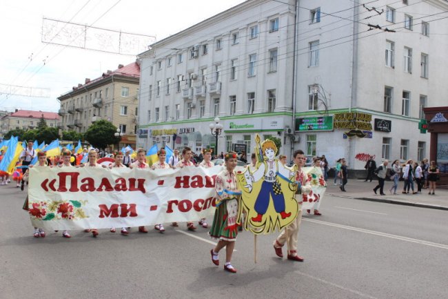 Луцьком пройшла урочиста хода школярів-гуртківців. ФОТО