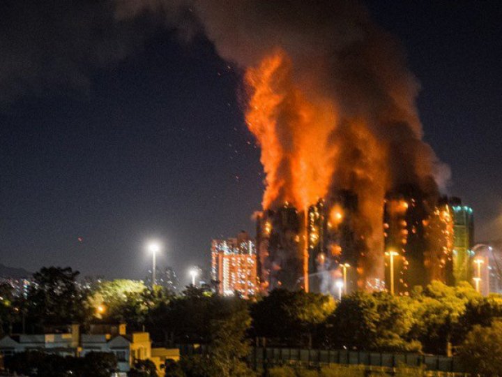 У Гонконзі - масштабна пожежа у низці багатоповерхових житлових будинків, 13 загиблих