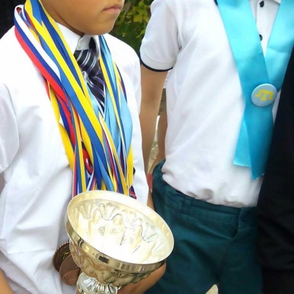 В окупованому Криму патріоти влаштували синьо-жовтий останній дзвоник. ФОТО