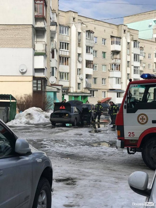 У Луцьку в дворі багатоповерхівки горіла автівка. ФОТО