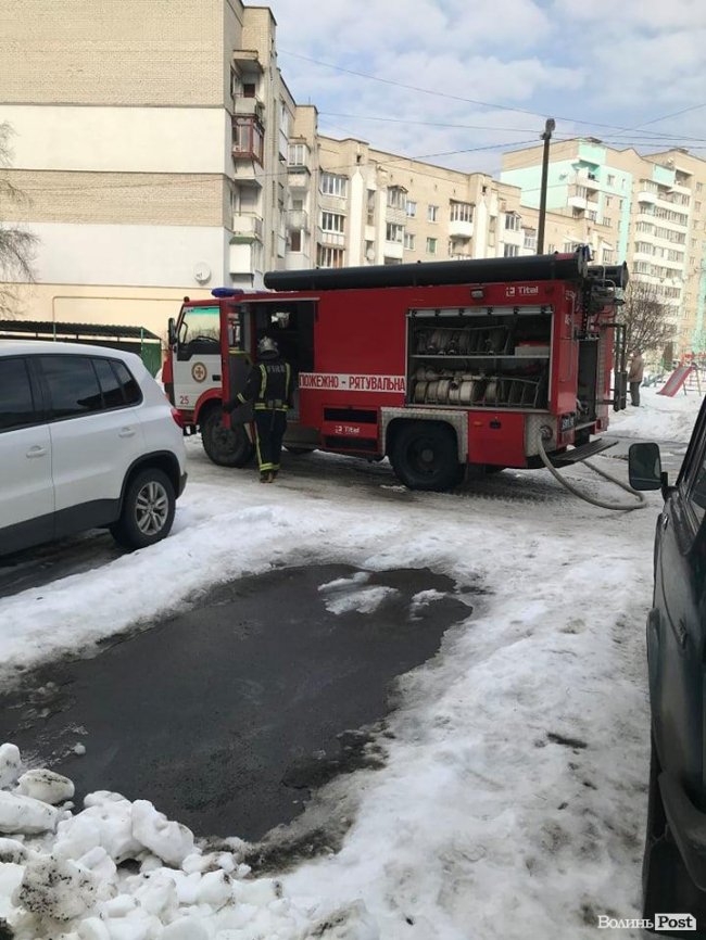 У Луцьку в дворі багатоповерхівки горіла автівка. ФОТО