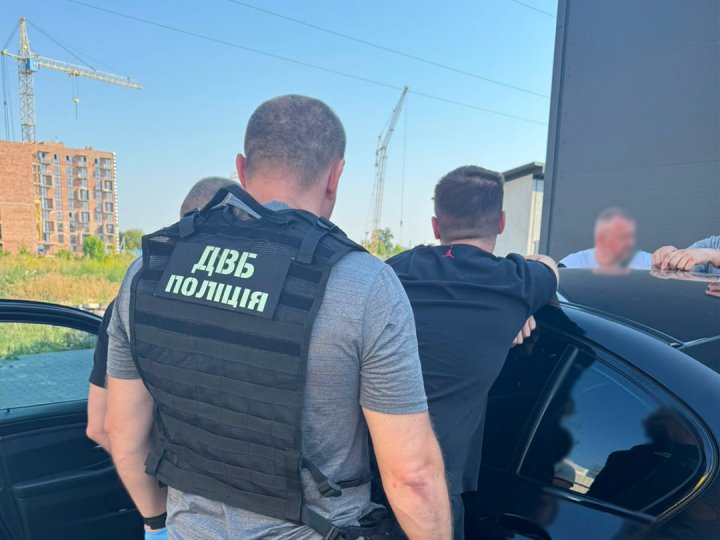 На Рівненщині та Волині брати-близнюки допомагали «здавати» іспити з водіння