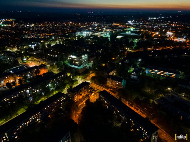 Яскраві вогні і завод, що «не спить»: показали, який вигляд з висоти вночі має місто на Волині. ФОТО