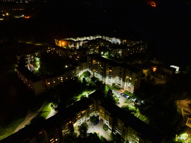 Яскраві вогні і завод, що «не спить»: показали, який вигляд з висоти вночі має місто на Волині. ФОТО