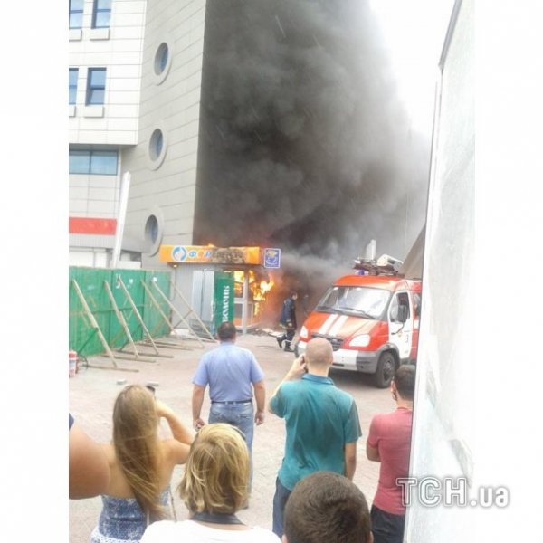 Біля київського вокзалу згорів кіоск. ФОТО. ВІДЕО