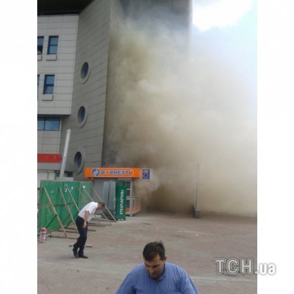 Біля київського вокзалу згорів кіоск. ФОТО. ВІДЕО