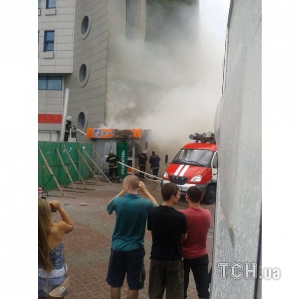 Біля київського вокзалу згорів кіоск. ФОТО. ВІДЕО