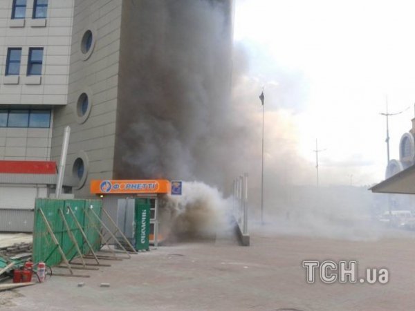 Біля київського вокзалу згорів кіоск. ФОТО. ВІДЕО