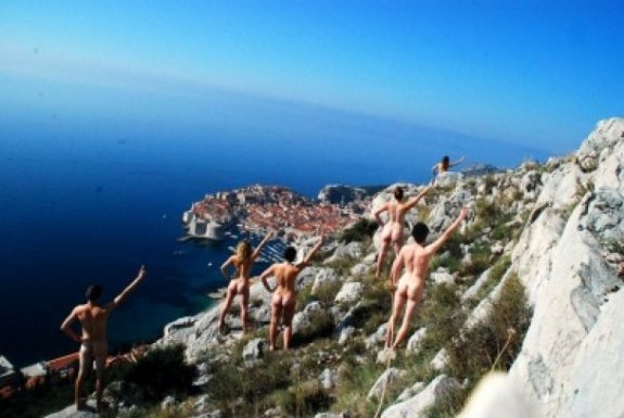 Нудисти-туристи «підірвали» інтернет. ФОТО