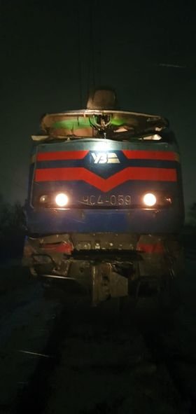 У Дубні зіткнулися пасажирський поїзд і вантажівка: машиніста потяга 500 метрів несли до «швидкої»