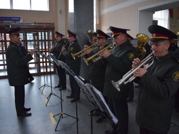Луцькі нацгвардійці влаштували флешмоб на залізничному вокзалі. ФОТО 